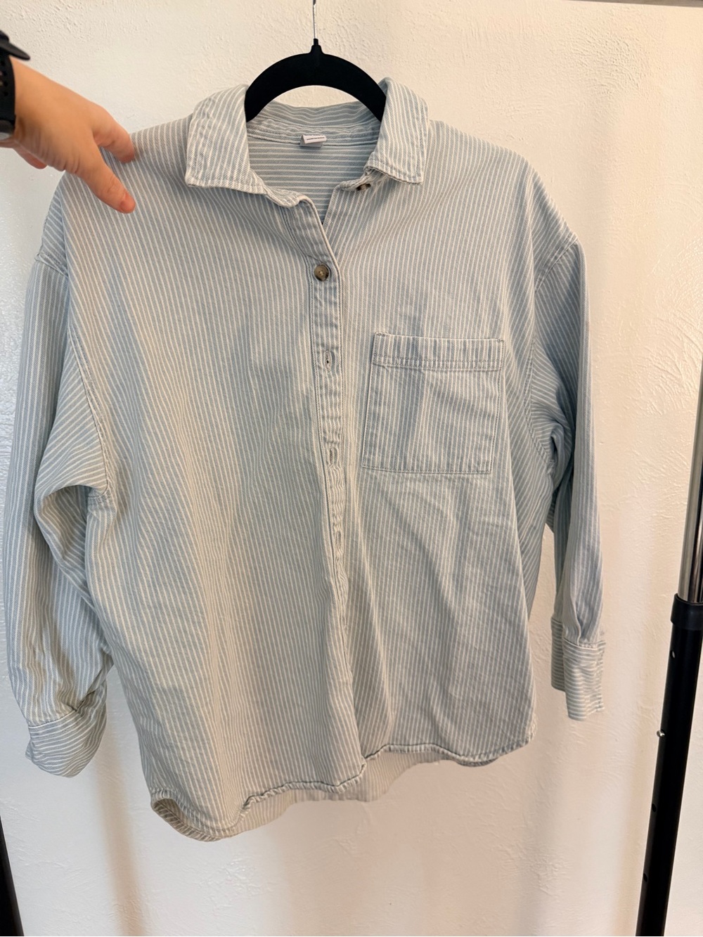 Old Navy Light Blue & White Striped Casual Button-Front Shirt Size Small